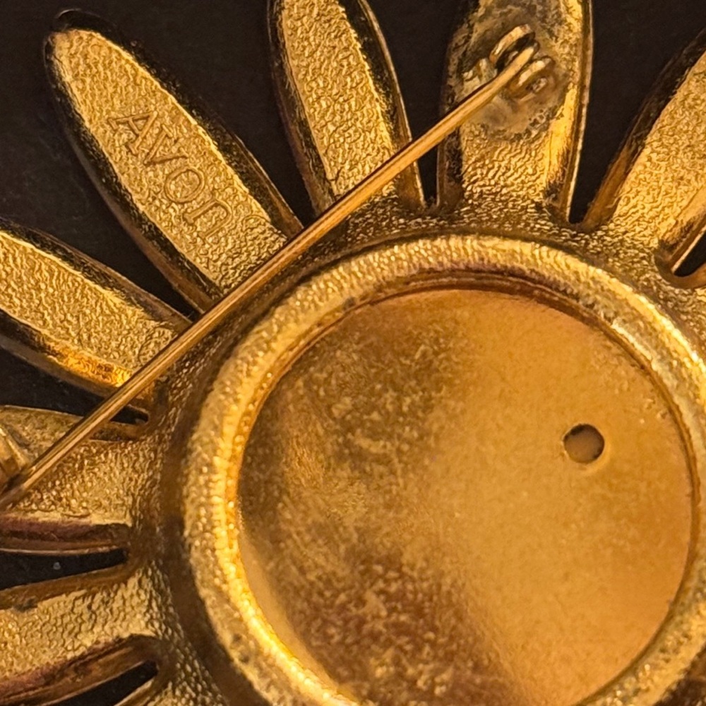 Vintage Daisy Brooch - Picture 11 of 14